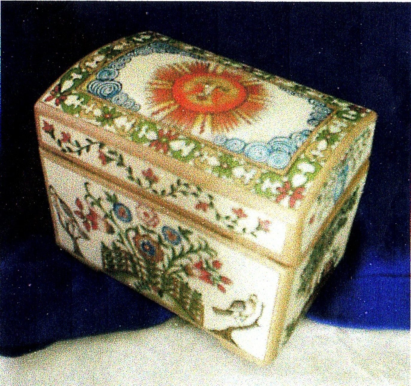 Cofre modelado en arcilla y pintado a mano con motivos florales